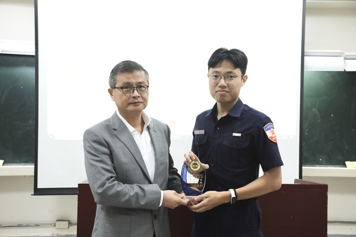 Dean of Student Affairs presenting a commemorative plaque to the outgoing Secretary-General